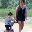 Daniele Suzuki, a Roberta de 'Malhação', leva o filho para andar de bicicleta