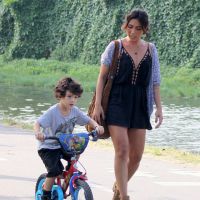 Daniele Suzuki, a Roberta de 'Malhação', leva o filho para andar de bicicleta