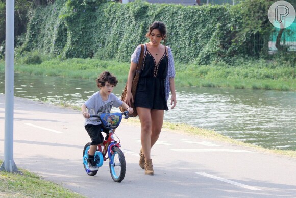 Daniele Suzuki leva o filho para andar de bicicleta na Lagoa Rodrigo de Freitas, na Zona Sul do Rio de Janeiro, neste domingo, 19 de abril de 2015