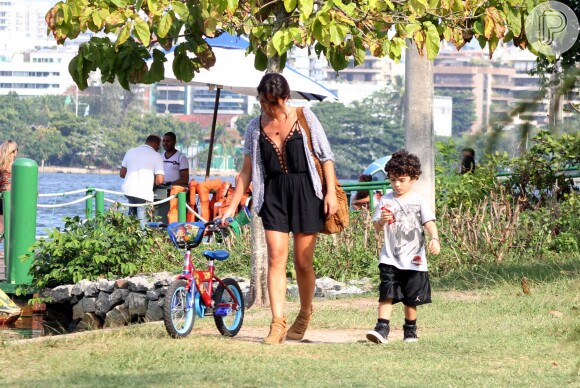 Daniele Suzuki leva o filho para andar de bicicleta e dá sorvete para a criança