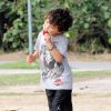 Filho de Daniele Suzuki, Kauai, toma um picolé na pausa da bicicleta