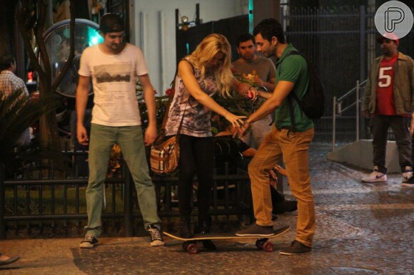 Antonia Fontenele tenta andar de skate no Rio de Janeiro