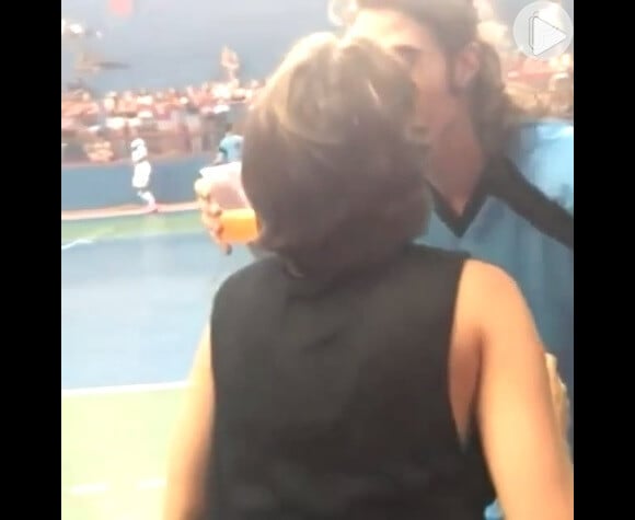 Isabella Santoni e Rafael Vitti dão beijo apaixonado durante partida de futebol. Fã registra o momento do casal