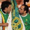 Zezé Di Camargo & Luciano beijando a bandeira da Imperatriz, escola de samba que irá homenageá-los em 2016