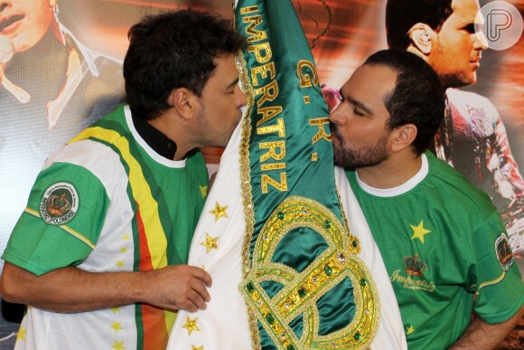 Zezé Di Camargo & Luciano beijando a bandeira da Imperatriz, escola de samba que irá homenageá-los em 2016