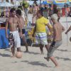 MC Gui também jogou futebol na praia da Barra da Tijuca