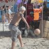 MC Gui também jogou futebol na praia da Barra da Tijuca