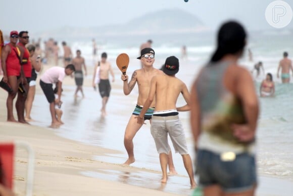 MC Gui reclamou de dor, mas foi à praia da Barra da Tijuca e ainda jogou frescobol