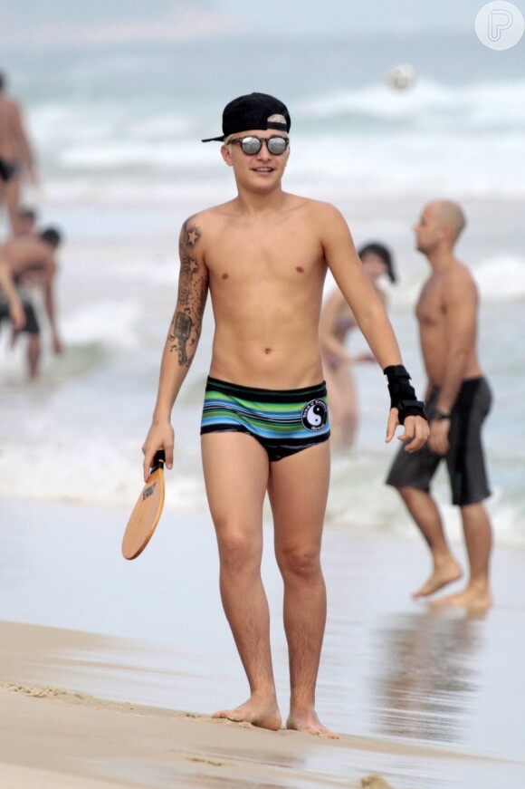 As dores de MC Gui, pelo jeito, acabaram quando ele foi à praia da Barra da Tijuca, no Rio