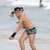 Após reclamar de dor na TV, MC Gui jogou frescobol na praia da Barra da Tijuca, no Rio