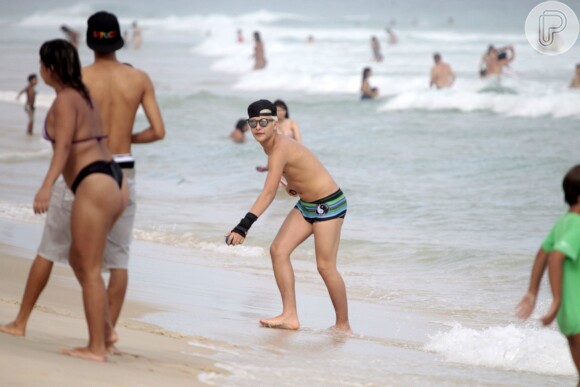 Após reclamar de dor na TV, MC Gui jogou frescobol na praia da Barra da Tijuca, no Rio