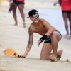 Após reclamar de dor na TV, MC Gui foi à praia da Barra da Tijuca, no Rio, nesta terça-feira (21 de abril de 2015)