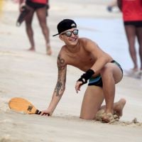 Após reclamar de dor na TV, MC Gui joga frescobol e altinha em praia do Rio
