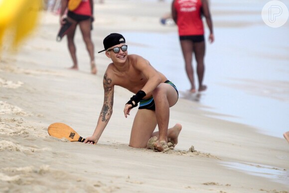 Após reclamar de dor na TV, MC Gui foi à praia da Barra da Tijuca, no Rio, nesta terça-feira (21 de abril de 2015)