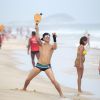 MC Gui jogou frescobol com um amigo na praia da Barra da Tijuca, no Rio de Janeiro