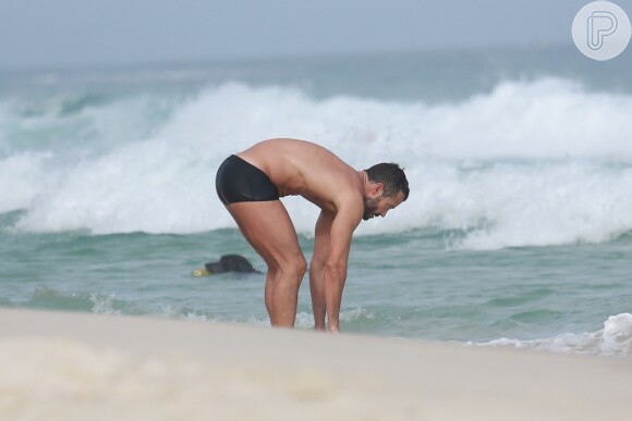 Malvino Salvador exibiu boa forma e músculos em praia do Rio de Janeiro