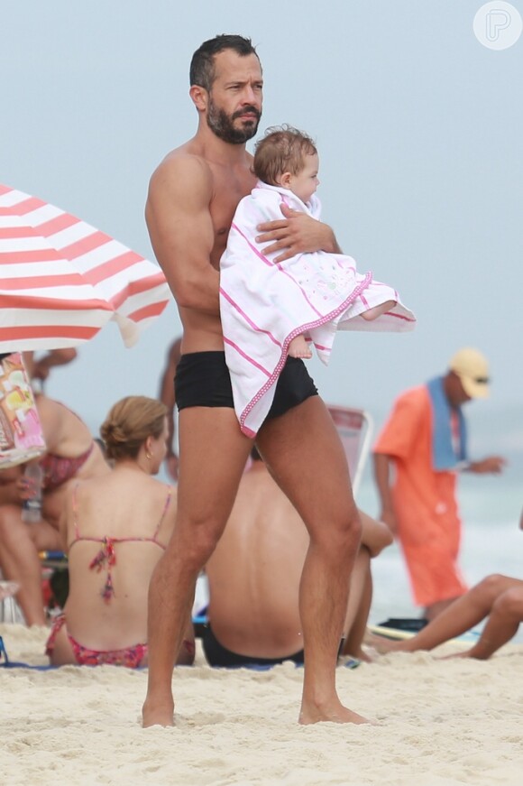 Malvino Salvador ficou boa parte do tempo na praia cuidando da filha Ayra