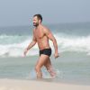 Malvino Salvador exibiu boa forma e músculos em praia do Rio de Janeiro