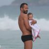 Malvino Salvador vai a praia no Rio com Kyra Gracie e cuida da filha Ayra
