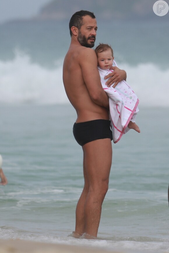 Malvino Salvador vai a praia no Rio com Kyra Gracie e cuida da filha Ayra