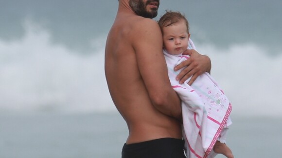 Malvino Salvador vai à praia com Kyra Gracie e cuida da filha Ayra. Veja fotos!