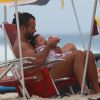 Malvino Salvador vai a praia no Rio com Kyra e cuida da filha Ayra