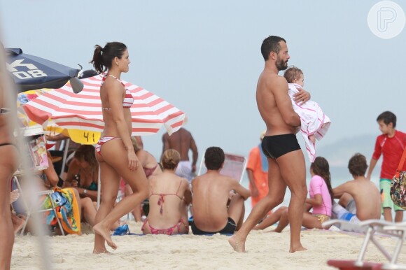 Malvino Salvador vai a praia no Rio com Kyra e cuida da filha Ayra