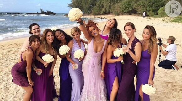 Rihanna fez poses nada convencionais em sessão de fotos de casamento no Havaí