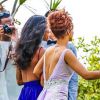 Rihanna aposta em vestido com as costas nuas para ser dama de honra de casamando havaiano