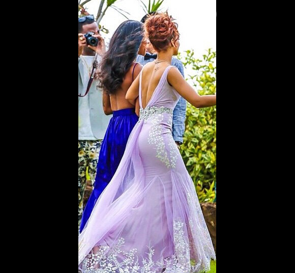 Rihanna aposta em vestido com as costas nuas para ser dama de honra de casamando havaiano