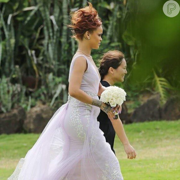 Rihanna foi dama de honra no Havaí e apostou em vestido lilás da grife Badgley Mischka