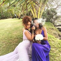 Rihanna é dama de honra no Havaí e se diverte em festa de casamento. Veja fotos!