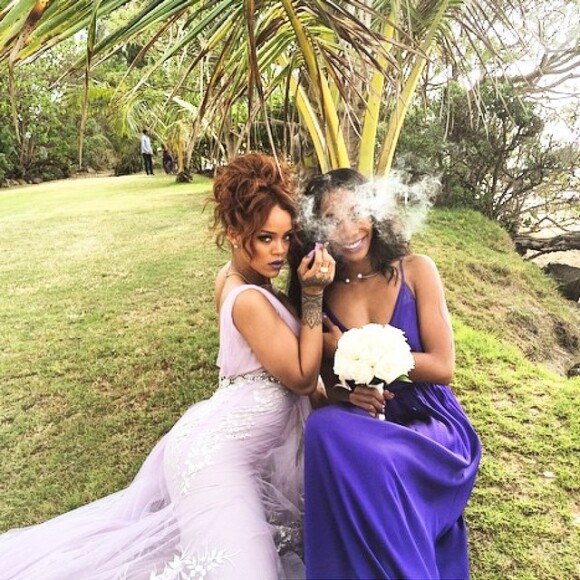 Rihanna faz poses sexys com vestido de dama de honra em casamento no Havaí
