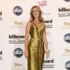 Mais discreta, a cantora Celine Dion usou um vestido dourado, que combinava com os sapatos da grife Versace