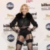 Aos 54 anos, Madonna abusou da boa forma e deixou as pernas de fora, em um look totalmente provocante