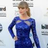 Vencedora de 8 prêmios na noite do Billboard Music Award, Taylor Swift aderiu ao brilho e também à moda da lingerie zero. Com a transparência na parte de cima da roupa, parece que a sertaneja está sem sutiã