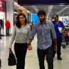 Deborah Secco e Hugo Moura embarcam de mãos dadas em aeroporto no Rio. Casal assumiu romance em fevereiro de 2015