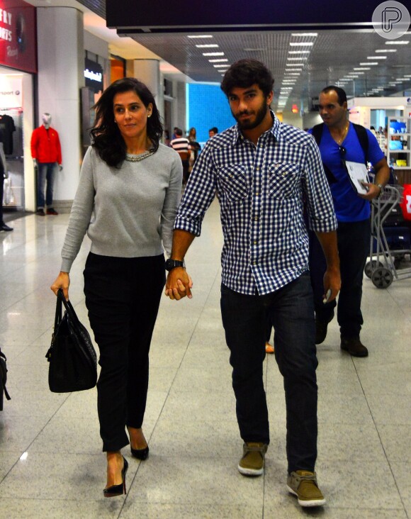 Deborah Secco e Hugo Moura embarcam de mãos dadas em aeroporto no Rio. Casal assumiu romance em fevereiro de 2015