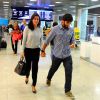 Deborah Secco embarca em aeroporto do Rio de mãos dadas com o namorado, Hugo Moura