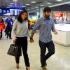 Deborah Secco embarca em aeroporto do Rio de mãos dadas com o namorado, Hugo Moura
