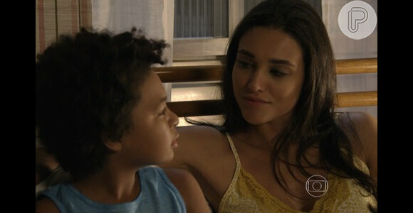 Em 'Alto Astral', Sueli (Débora Nascimento) vai revelar que é mãe de Azeitona (JP Rufino)