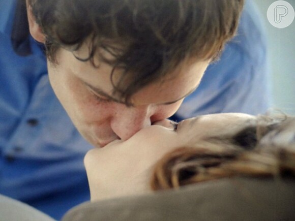 Caíque e Laura se beijam após cirurgia espiritual, na novela 'Alto Astral'
