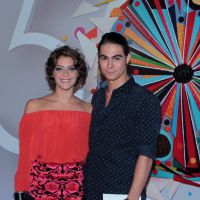 Isabella Santoni e Rafael Vitti curtem juntos a festa dos 50 anos da Rede Globo