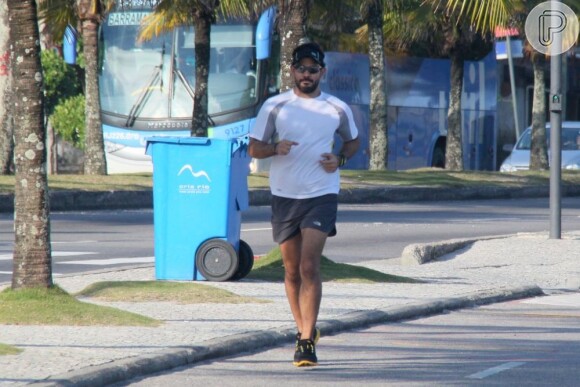 Juliano Cazarré se exercita na orla carioca