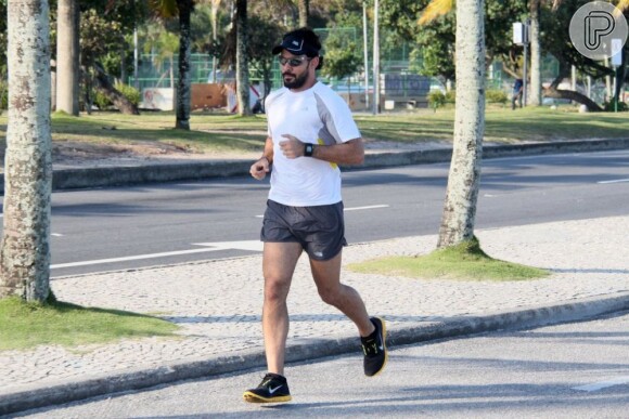 Juliano Cazarré, o NInho de 'Amor à Vida', corre na orla da Barra da Tijuca, na Zona Oeste do Rio de Janeiro, em 21 de maio de 2013