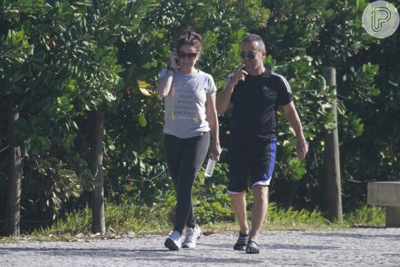 Giovanna Antonelli fala no celular durante caminhada