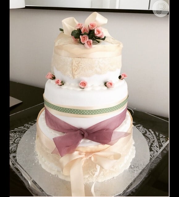 Susana Werner decorou um bolo para celebrar o aniversário de casamento com Julio Cesar
