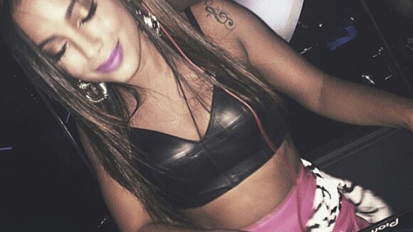 Anitta participa de festa como DJ e deixa barriga à mostra com look sensual