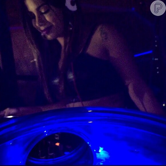 Anitta participa de festa como DJ e deixa barriga à mostra com look sensual, em 26 de abril de 2015