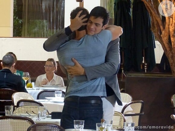 Félix (Mateus Solano) é flagrado com o amante em um restaurante de shopping por Edith (Bárbara Paz) em 'Amor à Vida'